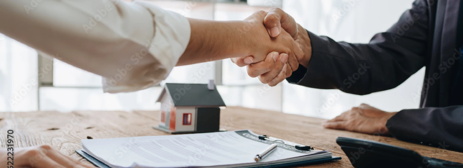 Due mani che si stringono sopra un tavolo dopo aver chiuso un buon accordo probabilmente dopo aver seguito i consigli per comprare casa 